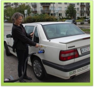 Gästproffessor Doreen Stabinsky tankar den ombyggda bilen med biogas! Foto: Isak Stoddard