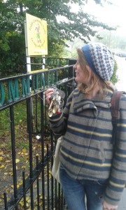 Evie med nycklarna till "The Community Croft" och de hemliga trädgårdarna i Leith. Foto: AnnVixen