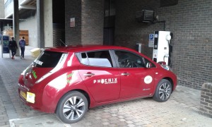 Phoenix Taxi står snabbladdparkerad på universitetsområdet i Newcastle. Foto: AnnVixen