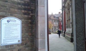 Ingången till universitetet i Newcastle. Foto: AnnVixen