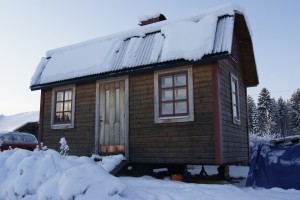 Hus på hjul, boyta 17 kvadrat plus sovloft, har plåttak och är ekologiskt isolerat, byggkostnad 80 000 kronor. Foto: Agata Mazgaj