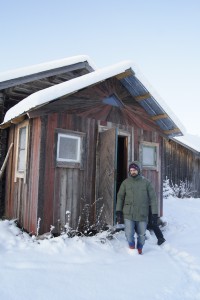 Markus visar oss utedasset på Flurlundargård, som byggdes av spillved. Foto: Agata Mazgaj 