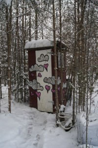 Ett ekologiskt utedass i skogsbrynet! Foto: Agata Mazgaj