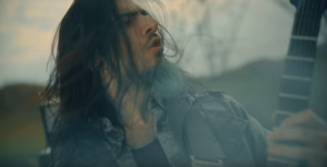 Gitarristen Harrys Pari i sitt blåa skägg i Minus Ones officiella Alter Ego video.